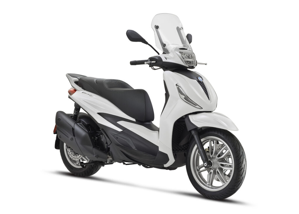 Piaggio_Beverly_400_Bianco-Luna_3-4-ant-dx-1100x786