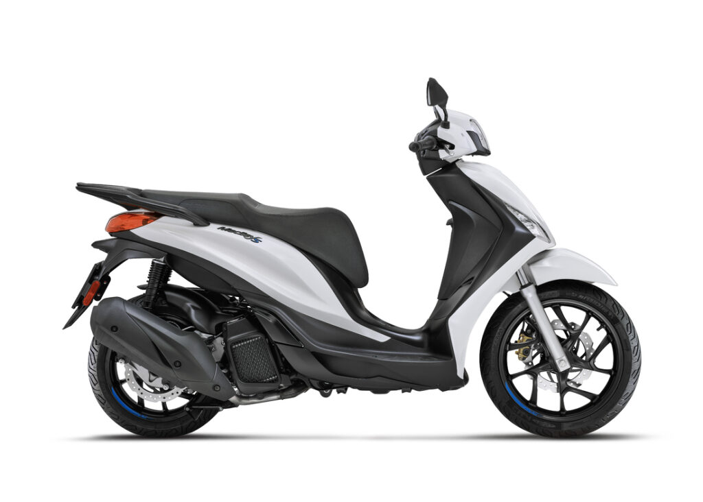 Piaggio_Medley-S_125_Bianco-Luna_Lat-dx-1100x786