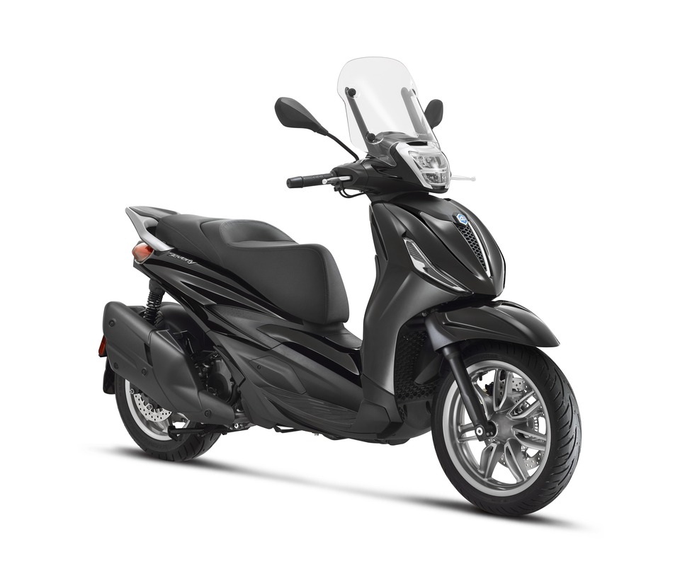 Piaggio_Beverly_400_Nero-Cosmo_3-4-ant-dx-960x800