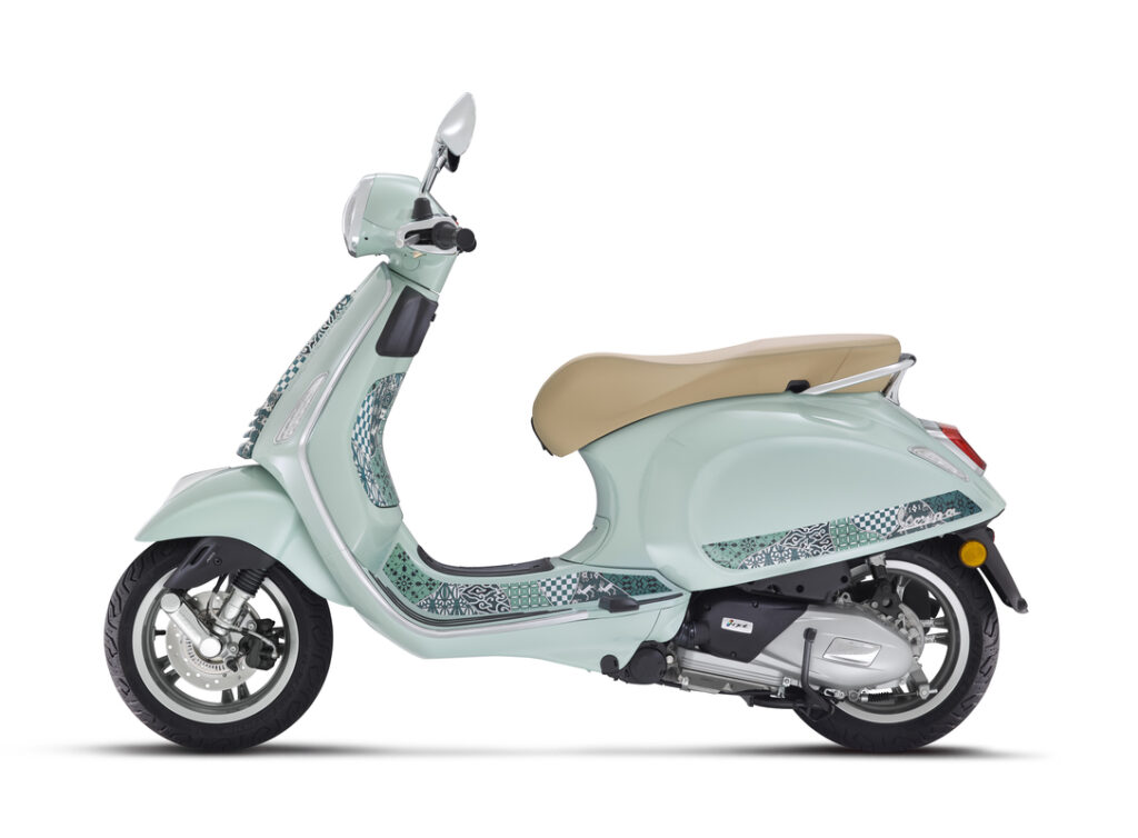 Vespa-Primavera-Batik_125-cc_Lat-sx-1086x800