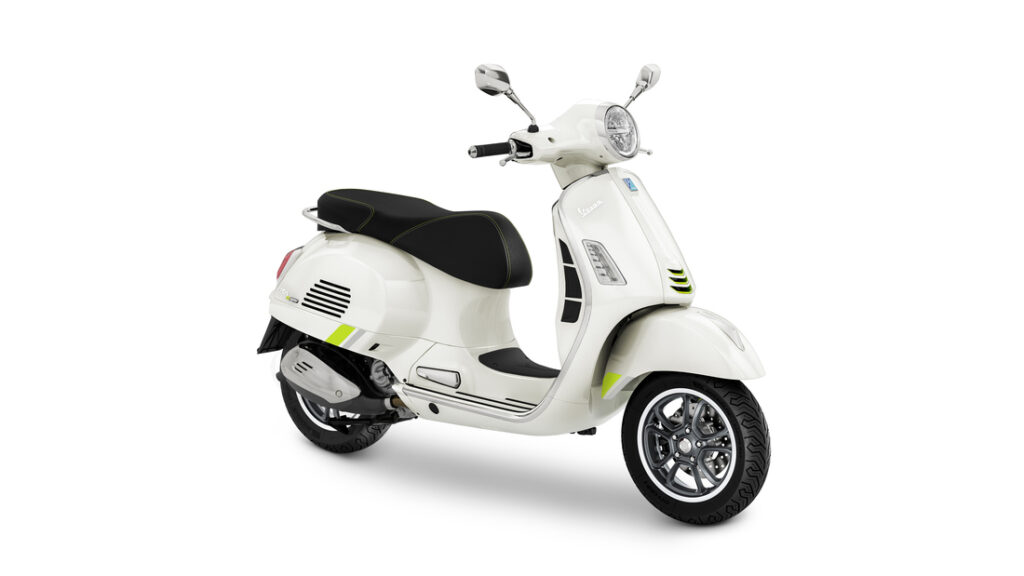 Vespa_GTS-Supertech_Bianco-Innocente_310_3-4-ant-dx-1100x619