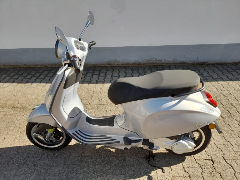 Vespa nachher mit schwarzen Teilen