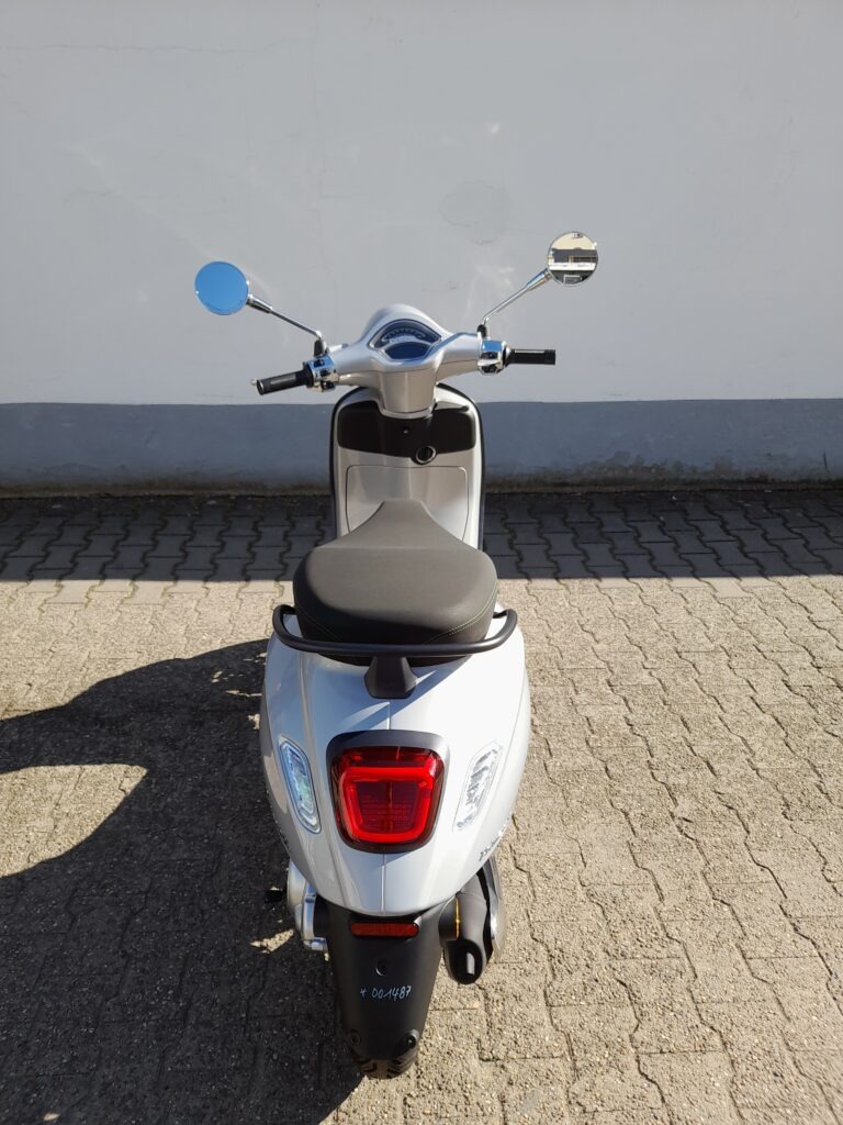 Vespa nachher mit schwarzen Teilen