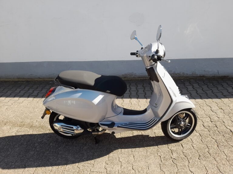 Vespa nachher mit schwarzen Teilen