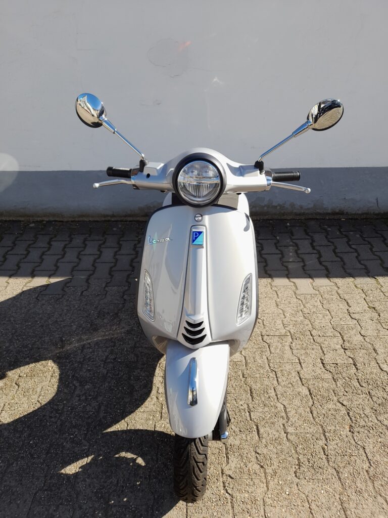 Vespa nachher mit schwarzen Teilen