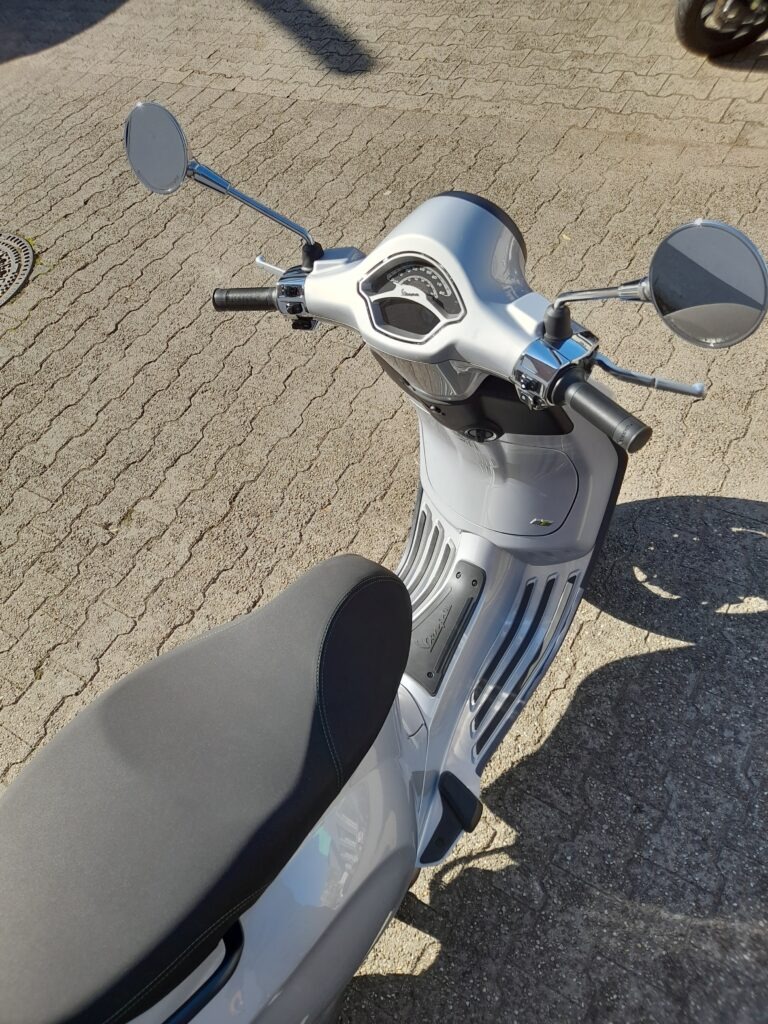 Vespa nachher mit schwarzen Teilen