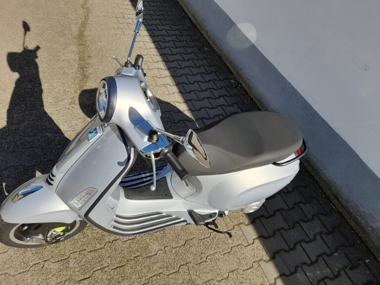 Vespa nachher mit schwarzen Teilen