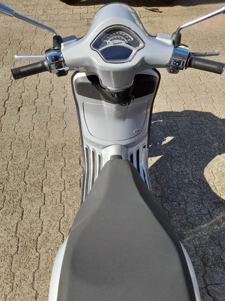 Vespa nachher mit schwarzen Teilen