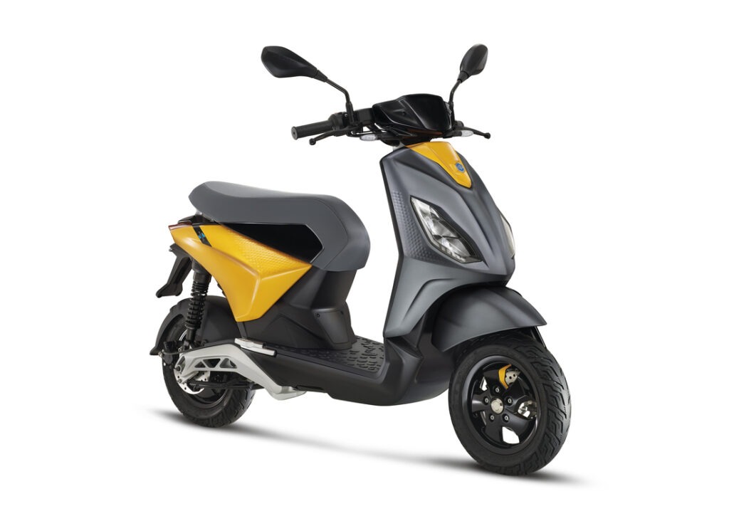 Piaggio-ONE_grigio_3-4ANTDX_bianco-1100x786