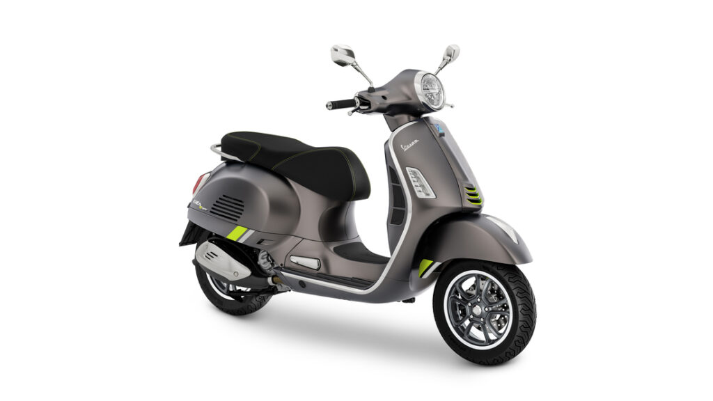 Vespa_GTS-Supertech_Grigio-Ottimista_310_3-4-ant-dx-1100x619